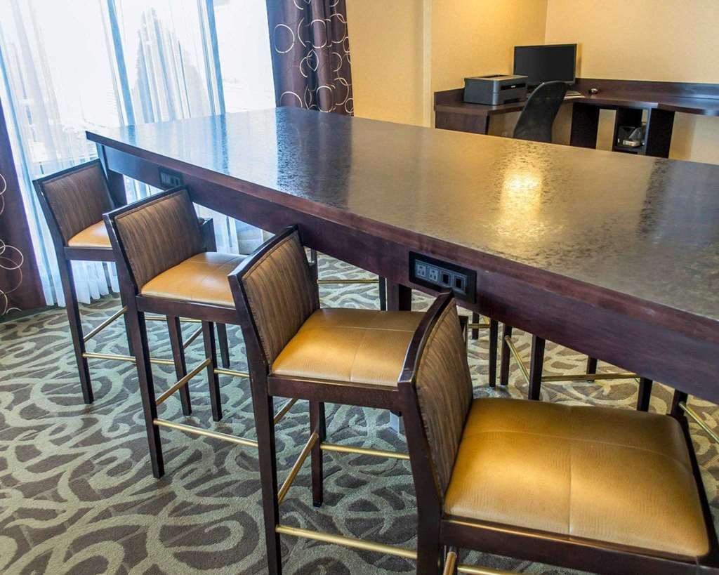 Clarion Hotel Beachwood-Cleveland Ресторант снимка